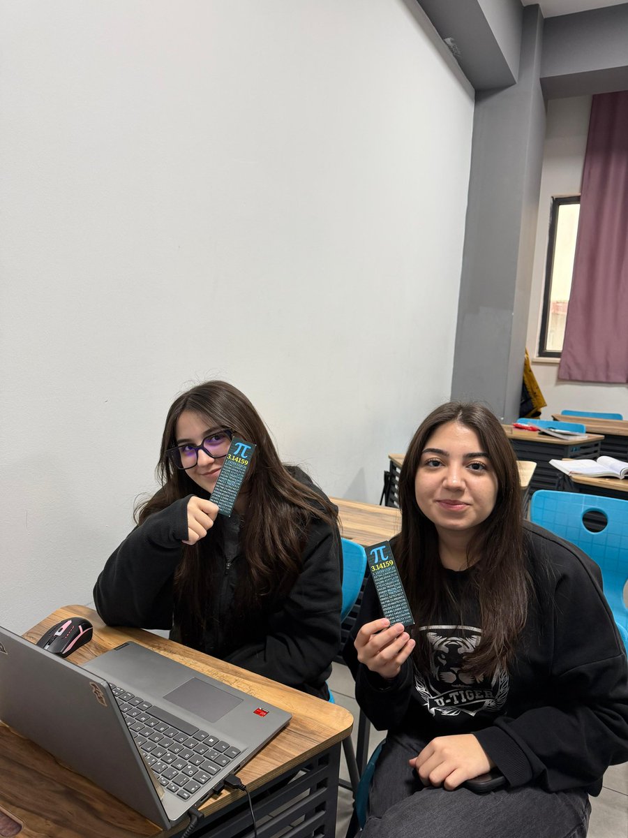 krc_robotik's tweet photo. 14 Mart Pi Günü’nde öğrencilerimize π temalı kitap ayraçları dağıttık.
9 günlük ara tatilde kitaplarını okurken hem matematiği hem de Pi Günü’nü hatırlasınlar istedik. Keyifli okumalar ve bol matematikli günler!

#dünyamatematikgünü https://t.co/NpiIFgcKl4