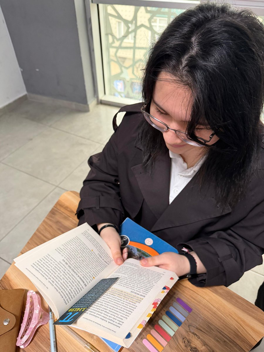 krc_robotik's tweet photo. 14 Mart Pi Günü’nde öğrencilerimize π temalı kitap ayraçları dağıttık.
9 günlük ara tatilde kitaplarını okurken hem matematiği hem de Pi Günü’nü hatırlasınlar istedik. Keyifli okumalar ve bol matematikli günler!

#dünyamatematikgünü https://t.co/NpiIFgcKl4