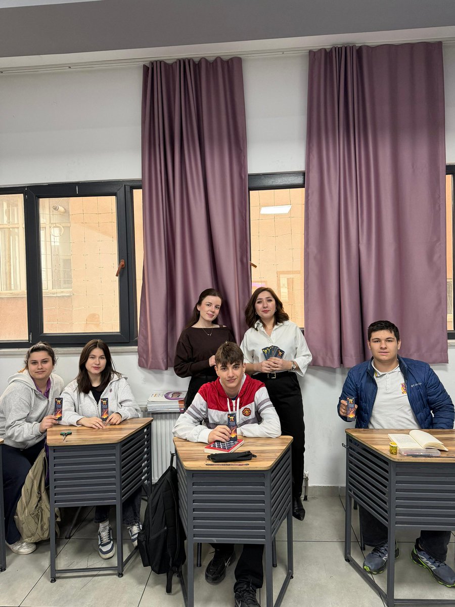 krc_robotik's tweet photo. 14 Mart Pi Günü’nde öğrencilerimize π temalı kitap ayraçları dağıttık.
9 günlük ara tatilde kitaplarını okurken hem matematiği hem de Pi Günü’nü hatırlasınlar istedik. Keyifli okumalar ve bol matematikli günler!

#dünyamatematikgünü https://t.co/NpiIFgcKl4