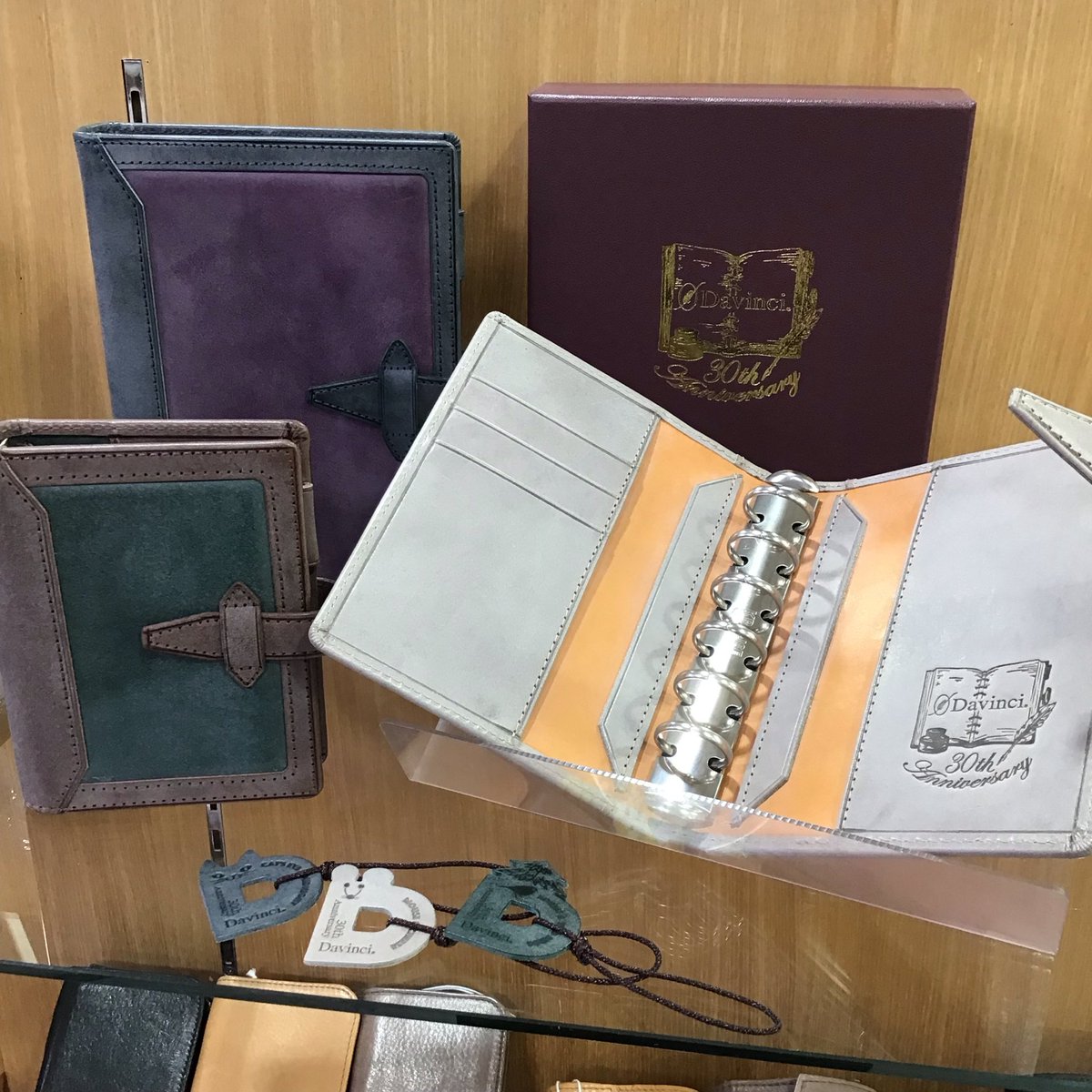 ダ・ヴィンチシステム手帳30周年記念
ロロマ バイカラー&amp;チャーム 入荷しました。

それぞれテーマに沿った2色の組み合わせで
全3種類、3サイズとなっています。

さらに、各テーマに沿ったロロマレザー製の
30周年記念チャームがついています。

手帳内側の右下には30周年記念ロゴの刻印もあります。