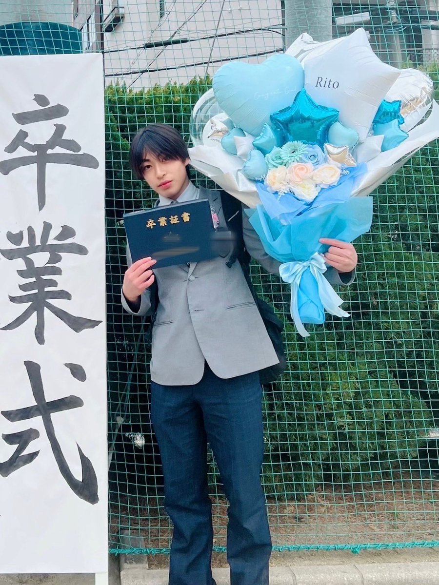 RitoTange's tweet photo. 中学校卒業しました🎓
三年間めっちゃ楽しかった😆
たくさんの思い出がいっぱい！！
先生や友達みんなありがとー！

#卒業 #男子中学生 
#ありがとう #バルーンブーケ https://t.co/G5znXgzGDy