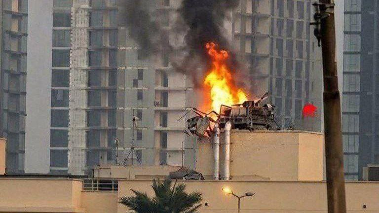 isik5's tweet image. I don’t think people realise how big a C-RAM system is.
 
It’s a ground-based air-defence battery with radar and a 20 mm gun, not a portable device you mount next to an AC unit on a rooftop. 

It's likely deployed on the ground within the embassy perimeter.

Conclusion: The