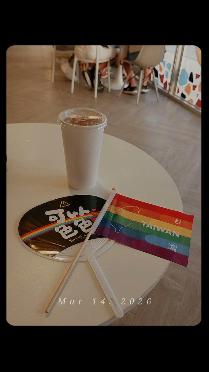 Tea980184's tweet photo. 第一次參加同志遊行
大家都裝扮好用心好好看>///<
但中間真的太累了，沒有走完全程
下次一定要好好走完全程哇！ https://t.co/VaLw3jtokM