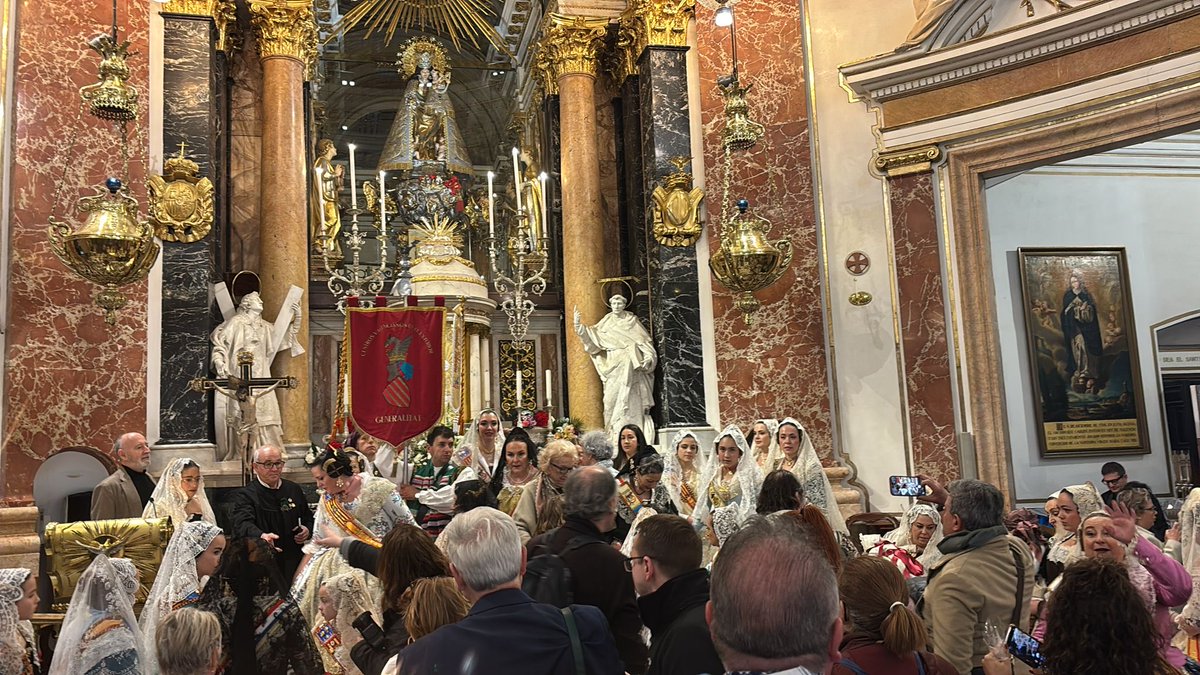GVAGovernObert's tweet photo. 💐La SA de Transparencia y Participación, Carmen Uriol, ha acompañado a las Falleras Mayores de los #CEVEX en su visita a la @basilicadesampa

👉 Un acto solemne que refuerza los vínculos con los valencianos en el exterior y nuestras tradiciones
#Fallas2026🔥 https://t.co/9QpKzg3WK2