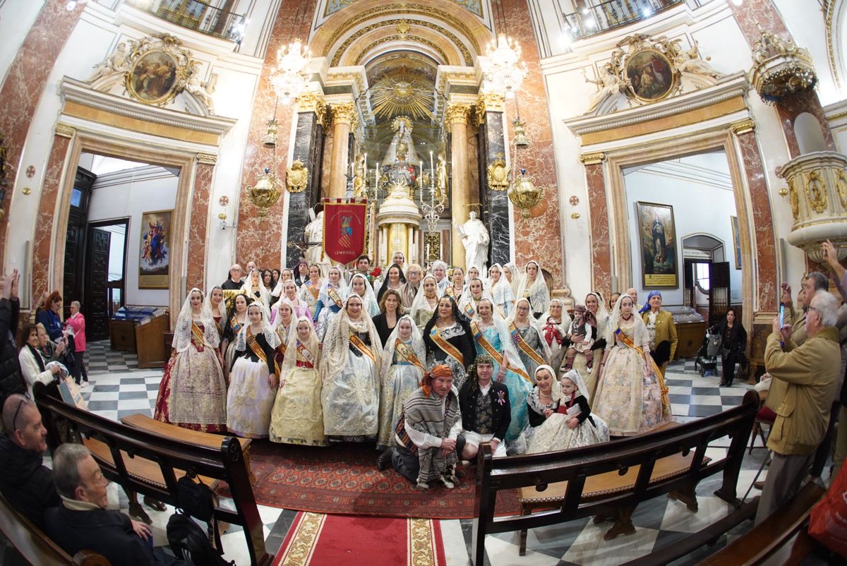 GVAGovernObert's tweet photo. 💐La SA de Transparencia y Participación, Carmen Uriol, ha acompañado a las Falleras Mayores de los #CEVEX en su visita a la @basilicadesampa

👉 Un acto solemne que refuerza los vínculos con los valencianos en el exterior y nuestras tradiciones
#Fallas2026🔥 https://t.co/9QpKzg3WK2