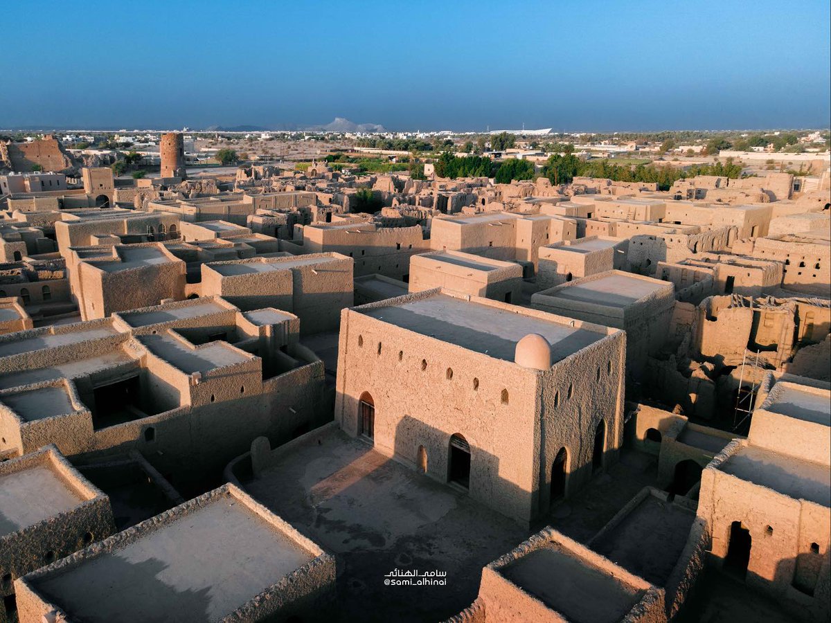 لا يوجد أجمل وأكثر أنسنة وتنظيمها واستدامه من القرى العمانية القديمة
سياحيا وحتى الآن هي الوجهة المفضلة لكل السياح
أتمنى لو تجربة من وزارة الإسكان ان تصمم مدنا صغيرة نموذجية بأسلوب الهندسة والتنظيم القديم. منازل بلا أسوار ازقة متقاربة أضمن نجاحها أكثر مما نراه الآن
<a href="/housingoman/">وزارة الإسكان والتخطيط العمراني - عُمان</a>