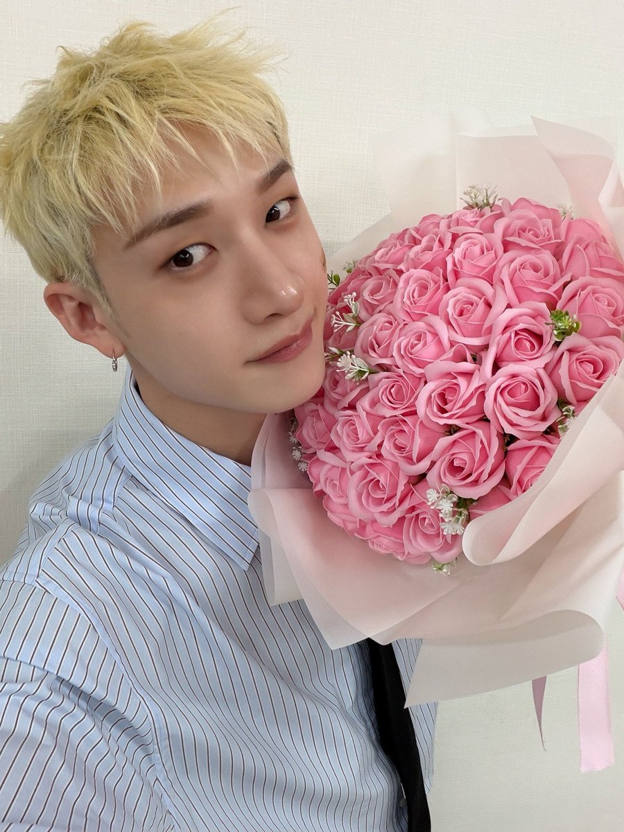 rachaflex's tweet photo. this should’ve been a photocard he looks so pretty https://t.co/zOWT9e6ttj