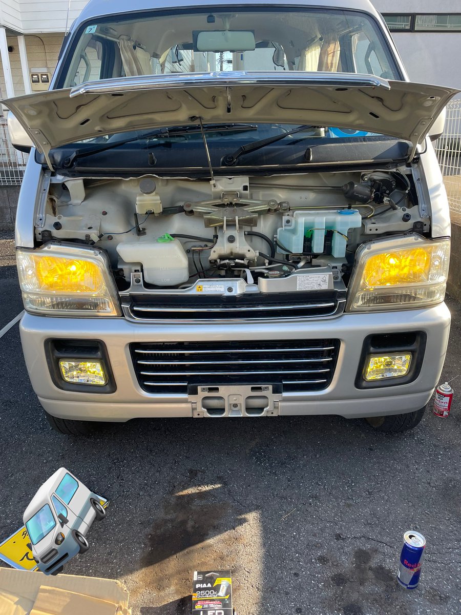 kawasakigpz9001's tweet photo. 今日は駐車場でエブリィちゃんのパンパー・グリル周りバラしてヘッドライトバルブをPIAAのLEDイエロー球に交換‼︎
ポジション球も軽トラのキャリィちゃんからずっと使ってるLED球に交換‼︎

フォグもヘッドもLEDのイエロー球で揃いました〜！😊

#スズキ #エブリィワゴン #EVERYWAGON #DA62W https://t.co/7KTnhkWotx