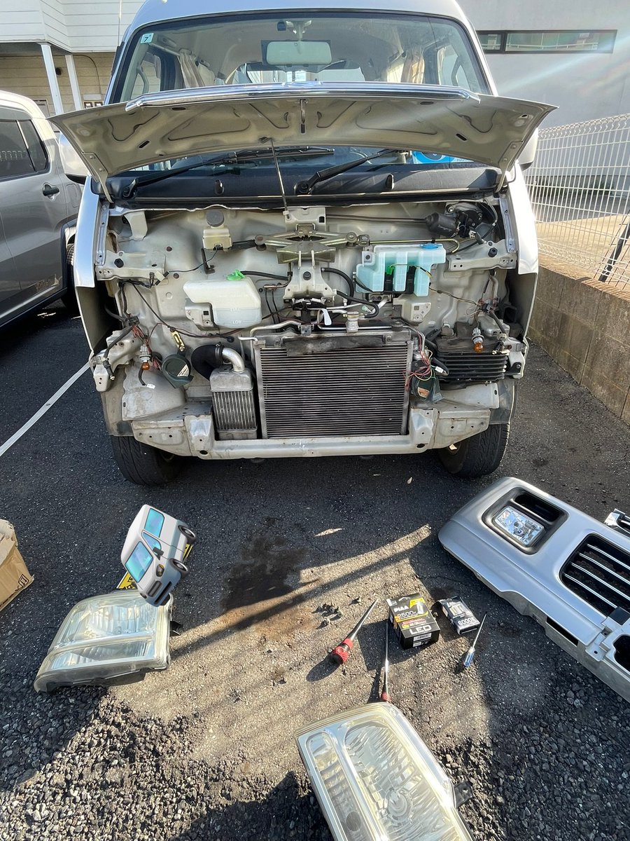 kawasakigpz9001's tweet photo. 今日は駐車場でエブリィちゃんのパンパー・グリル周りバラしてヘッドライトバルブをPIAAのLEDイエロー球に交換‼︎
ポジション球も軽トラのキャリィちゃんからずっと使ってるLED球に交換‼︎

フォグもヘッドもLEDのイエロー球で揃いました〜！😊

#スズキ #エブリィワゴン #EVERYWAGON #DA62W https://t.co/7KTnhkWotx