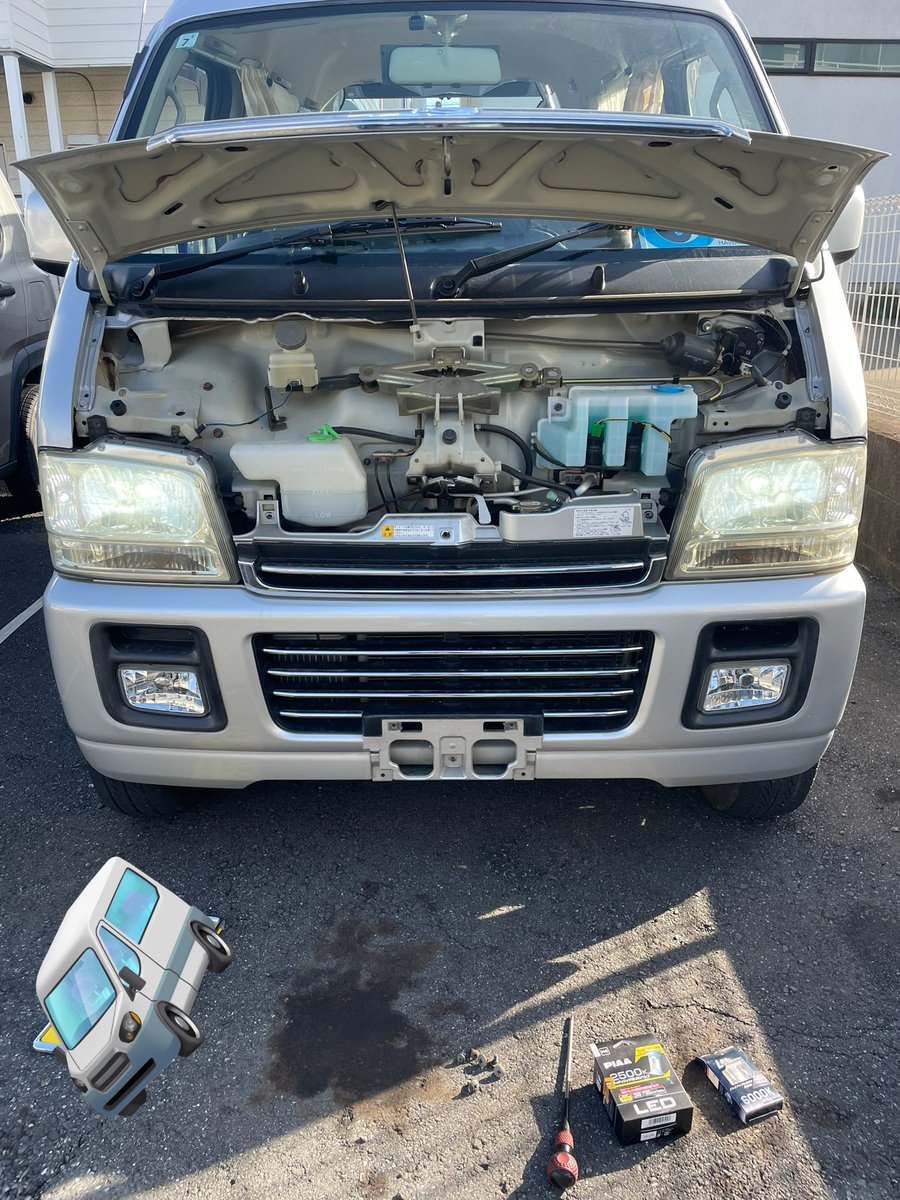 kawasakigpz9001's tweet photo. 今日は駐車場でエブリィちゃんのパンパー・グリル周りバラしてヘッドライトバルブをPIAAのLEDイエロー球に交換‼︎
ポジション球も軽トラのキャリィちゃんからずっと使ってるLED球に交換‼︎

フォグもヘッドもLEDのイエロー球で揃いました〜！😊

#スズキ #エブリィワゴン #EVERYWAGON #DA62W https://t.co/7KTnhkWotx