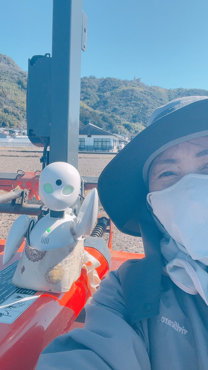 konatsufarm's tweet photo. @10143iam 
米作りが見たい！ってMOONちゃんが遊びに来てくれた！

今日は減農薬栽培米の有機肥料を田んぼに入れたよ。
トラクター2人乗り😆楽しかった〜💕
ありがと〜！ https://t.co/Pw2IYV7qjU