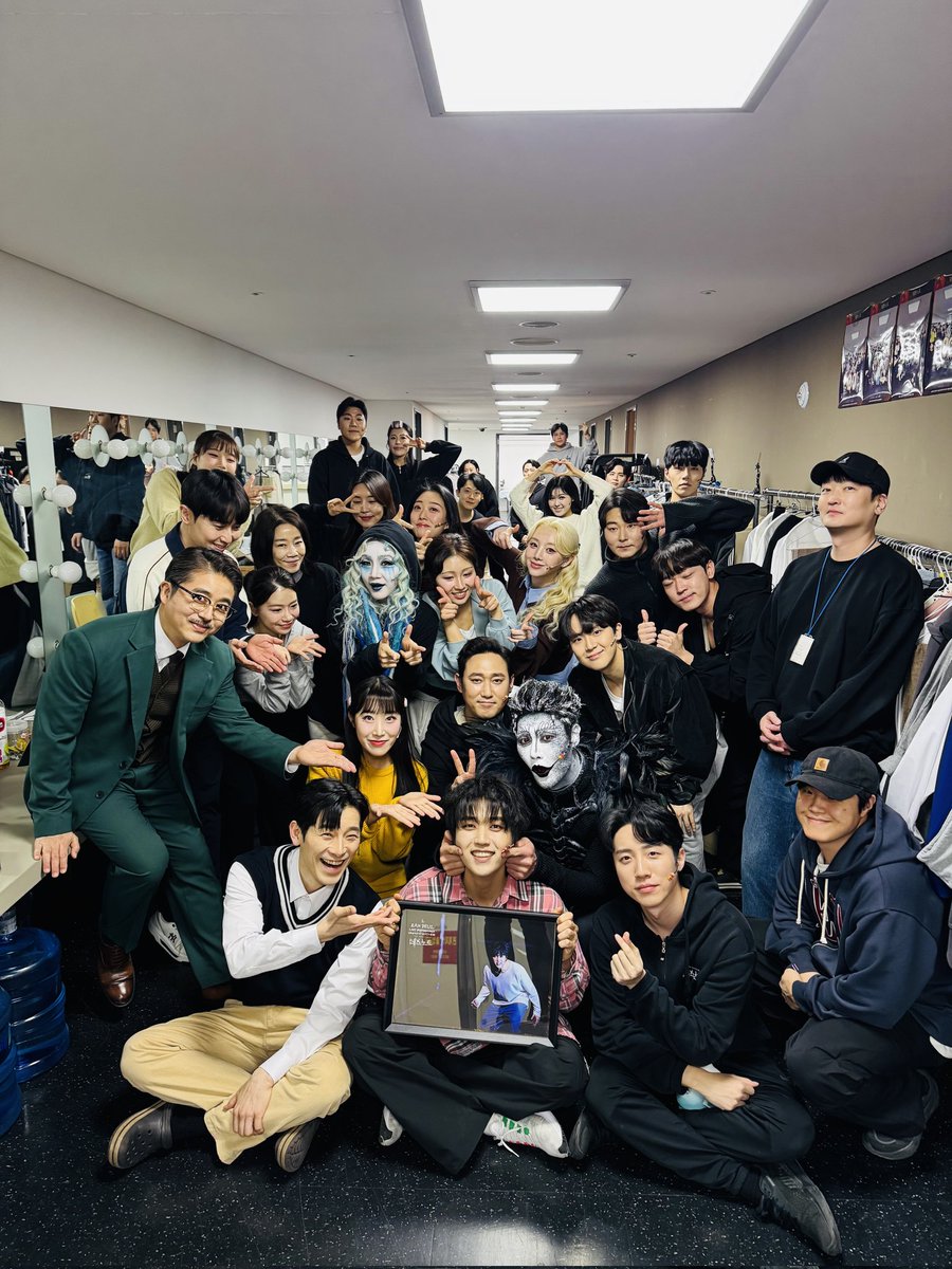 #뮤지컬 #데스노트

<데스노트>의 마지막 페이지📓
승자는 과연 누구인가

#산들 배우의
마지막 공연이 시작됩니다✨

누군가 이 세상을 바로잡아야 한다
𝐌𝐔𝐒𝐈𝐂𝐀𝐋 𝐃𝐄𝐀𝐓𝐇 𝐍𝐎𝐓𝐄

#NowPlaying #디큐브링크아트센터