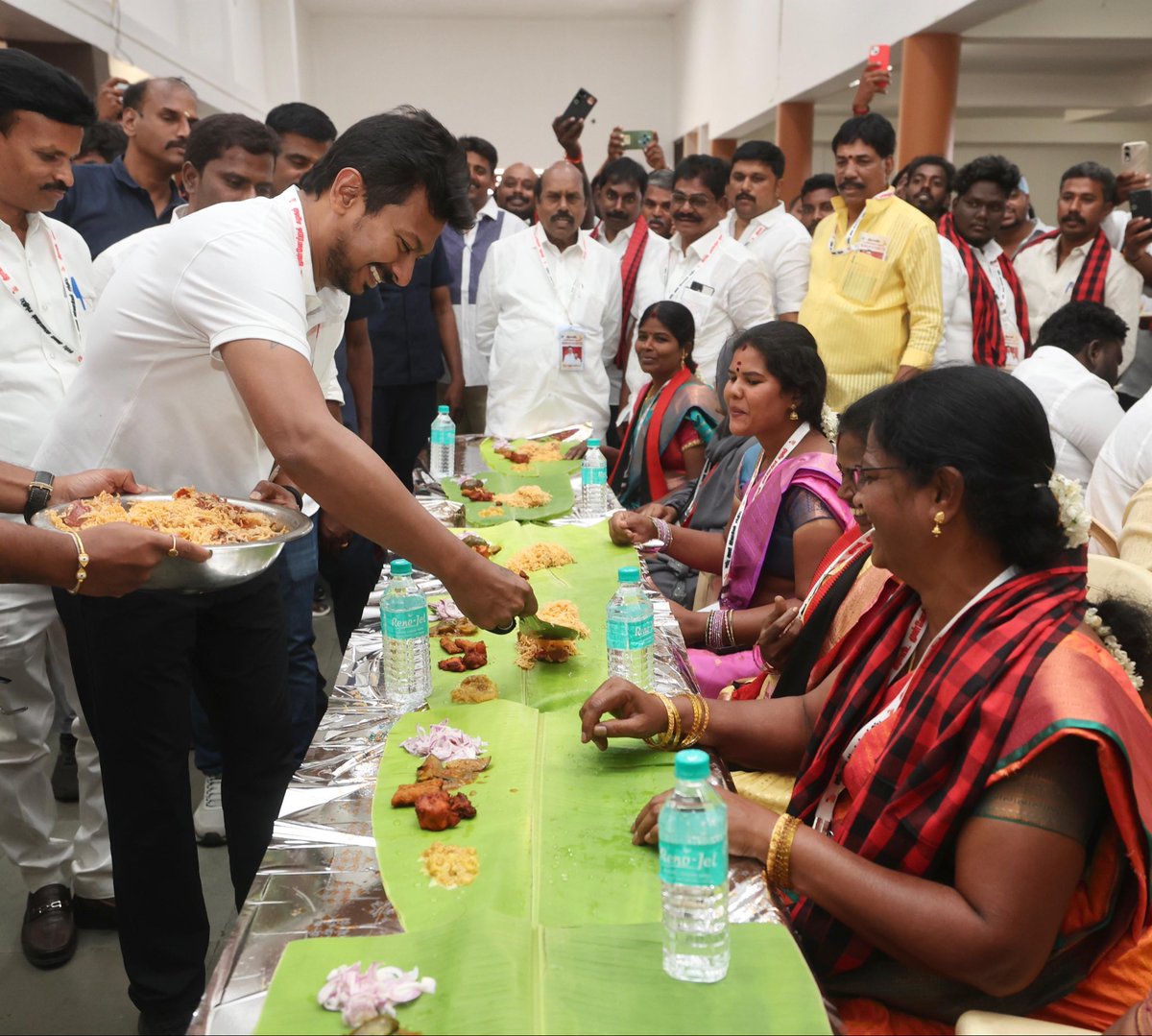 Udhaystalin's tweet photo. திருப்பத்தூர் மாவட்ட கழக சார்பு அணிகளின் நிர்வாகிகள் சந்திப்புக் கூட்டம் இன்று திருப்பத்தூரில் நடைபெற்ற போது, அதில் நாம் கலந்து கொண்டோம்.

சார்பு அணிகளின் பிரச்சாரப் பணிகளை திட்டமிட்டு துரிதப்படுத்த வேண்டும் என்று நிர்வாகிகளைக் கேட்டுக் கொண்டோம்.

“கழகத் தலைவர் @mkstalin அவர்களின் தலைமையில் ஒன்றிணைந்து, பாசிஸ்ட்டுகளையும், அடிமைகளையும் அடியோடு வீழ்த்துவோம்.

டெல்லியின் சர்வாதிகாரத்தை தமிழ்நாடு ஒருபோதும் ஏற்காது என்பதை நமது வெற்றியில் காட்டுவோம்” என உரையாற்றினோம்!

@evvelu @DevarajKDmk @dmkathiranand @CNAnnaduraiMP @NallathambiMla @a_vilvanathan @Prabhugajendran
