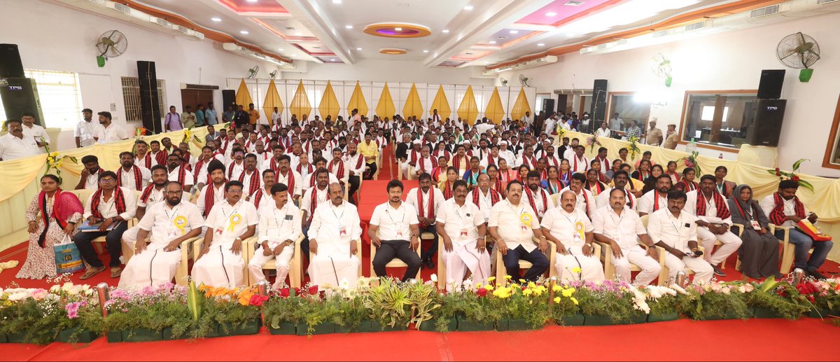 Udhaystalin's tweet photo. திருப்பத்தூர் மாவட்ட கழக சார்பு அணிகளின் நிர்வாகிகள் சந்திப்புக் கூட்டம் இன்று திருப்பத்தூரில் நடைபெற்ற போது, அதில் நாம் கலந்து கொண்டோம்.

சார்பு அணிகளின் பிரச்சாரப் பணிகளை திட்டமிட்டு துரிதப்படுத்த வேண்டும் என்று நிர்வாகிகளைக் கேட்டுக் கொண்டோம்.

“கழகத் தலைவர் @mkstalin அவர்களின் தலைமையில் ஒன்றிணைந்து, பாசிஸ்ட்டுகளையும், அடிமைகளையும் அடியோடு வீழ்த்துவோம்.

டெல்லியின் சர்வாதிகாரத்தை தமிழ்நாடு ஒருபோதும் ஏற்காது என்பதை நமது வெற்றியில் காட்டுவோம்” என உரையாற்றினோம்!

@evvelu @DevarajKDmk @dmkathiranand @CNAnnaduraiMP @NallathambiMla @a_vilvanathan @Prabhugajendran