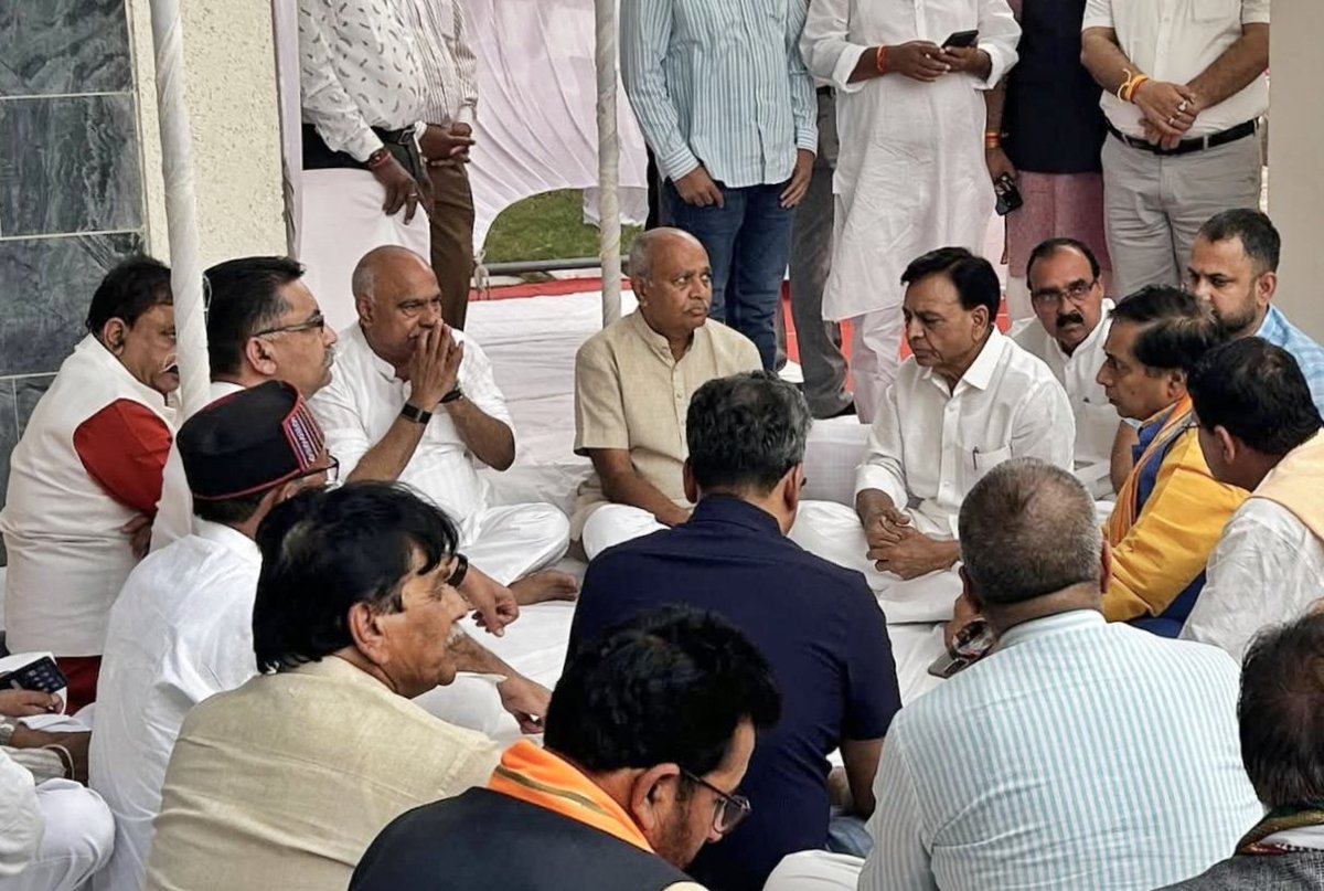BhagwatiBJP's tweet photo. आज बैतूल में @BJP4MP के माननीय प्रदेश अध्यक्ष श्री @Hkhandelwal1964 जी की सुपुत्री स्व. सुरभि खंडेलवाल के निधन पर श्रद्धांजलि अर्पित की।
ईश्वर से प्रार्थना है कि दिवंगत को अपने श्रीचरणों में स्थान दें और परिजनों को इस दुःख को सहन करने की शक्ति व संबल प्रदान करें। https://t.co/SlUJ56cVIY