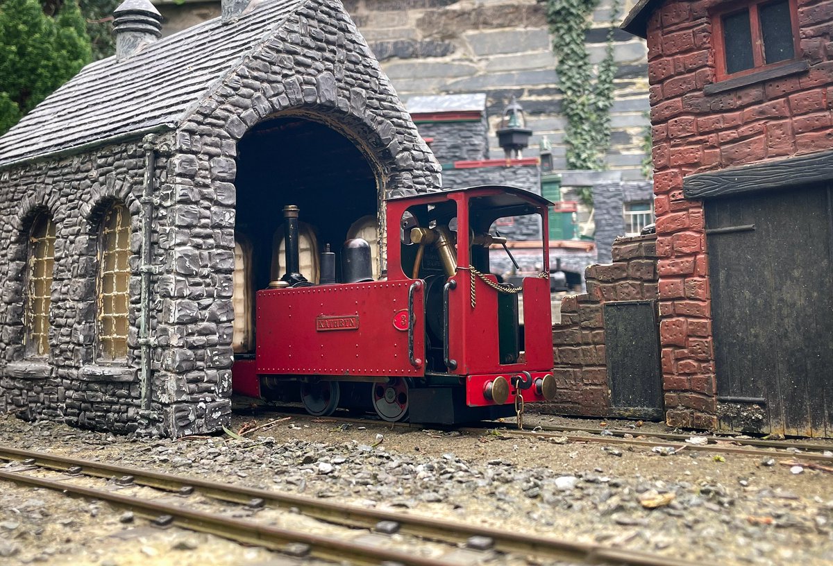 sleepymage's tweet photo. Engines on shed https://t.co/2nuCO9BWOh