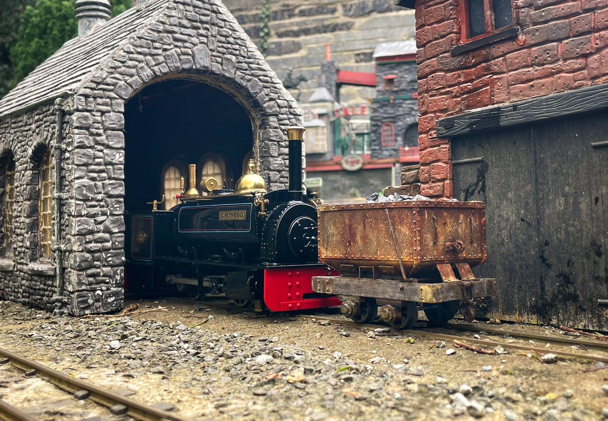 sleepymage's tweet photo. Engines on shed https://t.co/2nuCO9BWOh