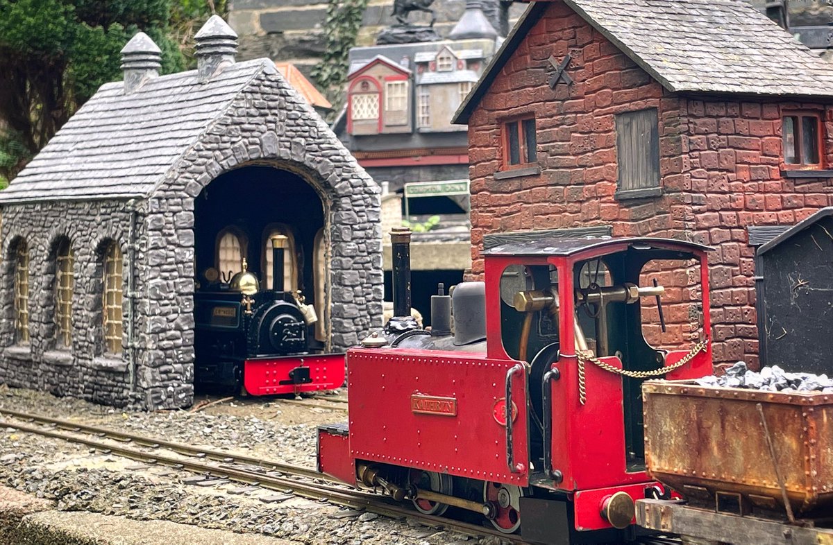 sleepymage's tweet photo. Engines on shed https://t.co/2nuCO9BWOh