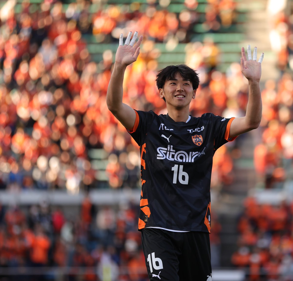 shizusports's tweet photo. #清水エスパルス は #ファジアーノ岡山 戦で、百年構想リーグのPK戦4試合目にして初の勝利。#梅田透吾 選手が相手のキックを２本止め、「PKはスタジアム全体で戦っている。とにかく止めなければいけなかった」とほっとした表情を見せました。試合後には #吉田孝行 監督と #高木践 選手の誕生日を祝福。 https://t.co/KLztvDhe9s