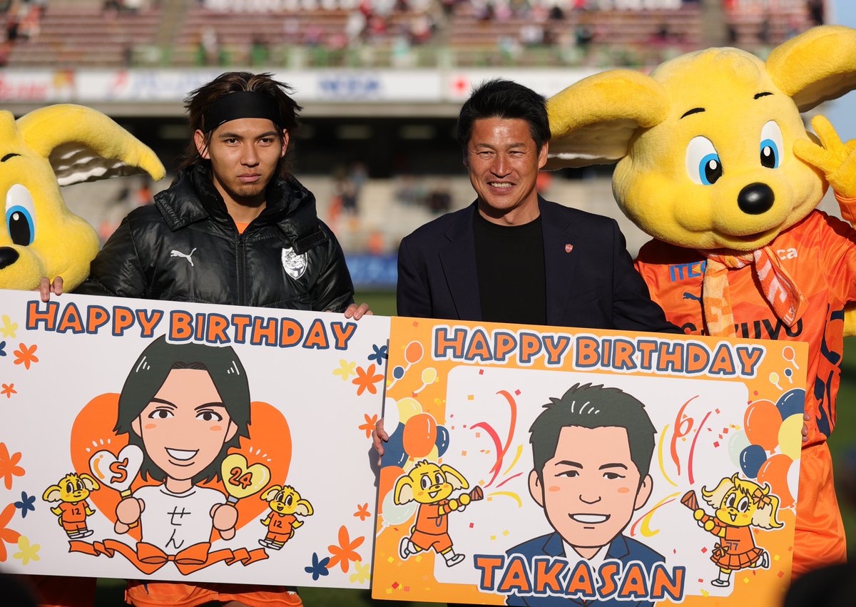 shizusports's tweet photo. #清水エスパルス は #ファジアーノ岡山 戦で、百年構想リーグのPK戦4試合目にして初の勝利。#梅田透吾 選手が相手のキックを２本止め、「PKはスタジアム全体で戦っている。とにかく止めなければいけなかった」とほっとした表情を見せました。試合後には #吉田孝行 監督と #高木践 選手の誕生日を祝福。 https://t.co/KLztvDhe9s