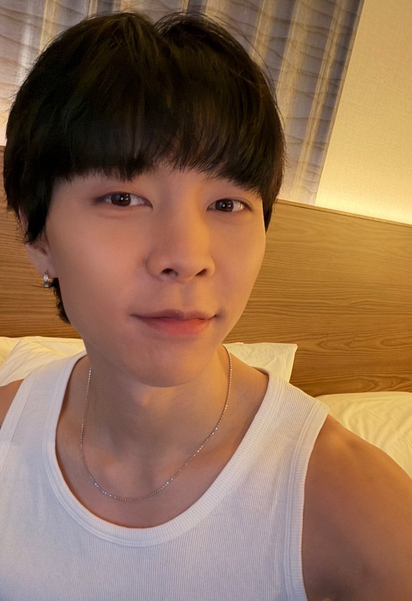 นึกถึงที่หม่าม้าซอเล่าว่าตอนเด็กๆเค้าน่ารักมากอุ้มไปซื้อของที่ไหนทุกคนก็มองเค้าเป็นตาเดียวเลย เครื่องหน้าน่ารักตั้งแต่เด็ก หน้าตาน่ารักมากกกก แก้มอ้วนน ผมทรงเดียวกันเลยนิ 3 ขวบกับ 30 ไม่ต่างกันเยย 🫳