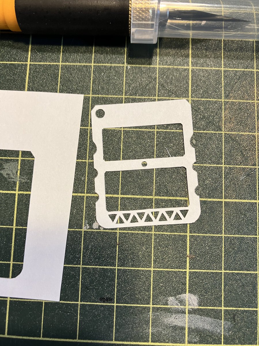 この形をプラバンでなぞるのは、難しいから紙を切ってる