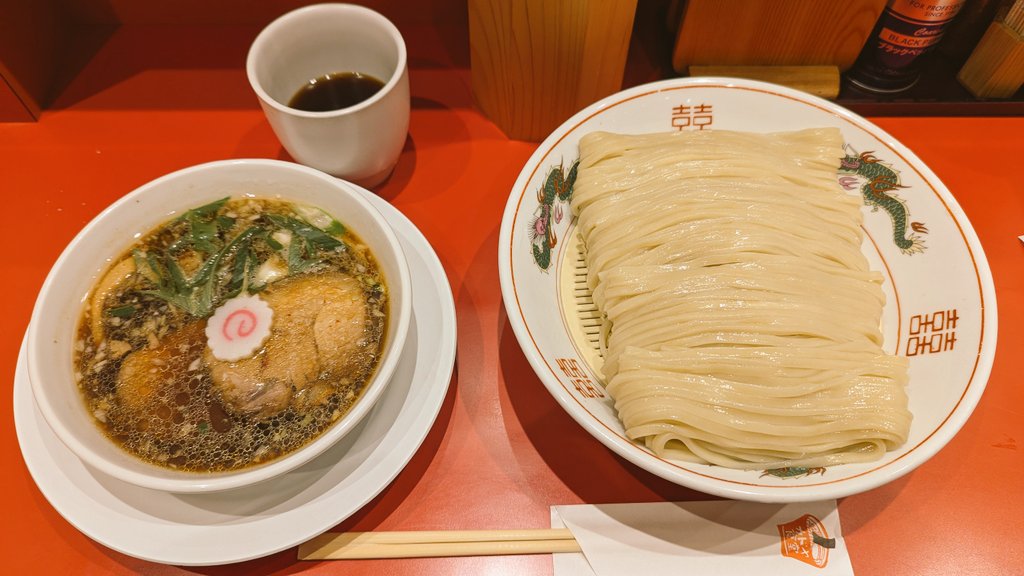 カドヤ食堂クリスタ長堀店
大阪の有名店
つけそば大盛+そばつゆ1880円
自家製麺はしっかりした弾力豊かな香りでうまい
スープは酸味強め好みではないかな
チャーシュー分厚くてうまい
そばつゆは魚節のきいているめんつゆという感じでなくてよかった
スープ割りしたら酸味がマイルドに