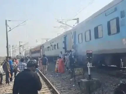 DeshbandhuMp's tweet image. भोपाल-खजुराहो महामना एक्सप्रेस के डिब्बे में धुआं भरने से अफरा-तफरी, ब्रेक चिपकने से ट्रेन में देरी
deshbandhump.com/post/chaos-due…
#smoke #compartment #bhopal #Khajurahomahamanaexpress #train