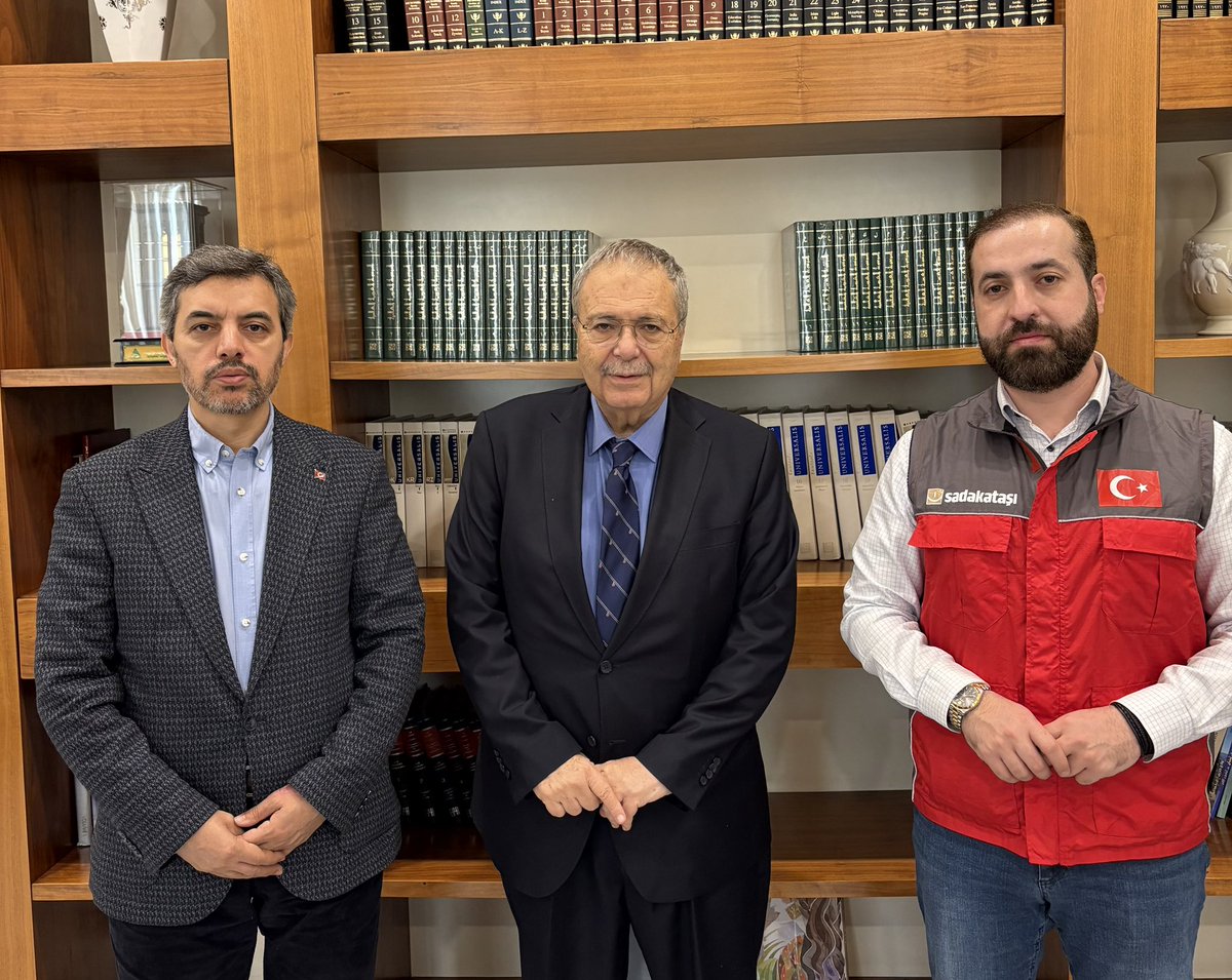 kemal_ozdal's tweet photo. 📍 #Lübnan

İsrail’in Lübnan’a yönelik başlattığı saldırılar sonucu yaşanan insani kriz ve bölgede devam eden yardım çalışmalarını değerlendirmek üzere Lübnan Başbakan yardımcısı Sn. Tarık Metri Beyefendiyi Beyrut’ta Başbakanlık binasında ziyaret ettik.
Görüşmede önümüzdeki günlerde Türkiyeli STK’lar olarak bölgeye gemi yoluyla göndermeyi planladığımız çalışmayı istişare ettik.

@Hamza_tekin2023