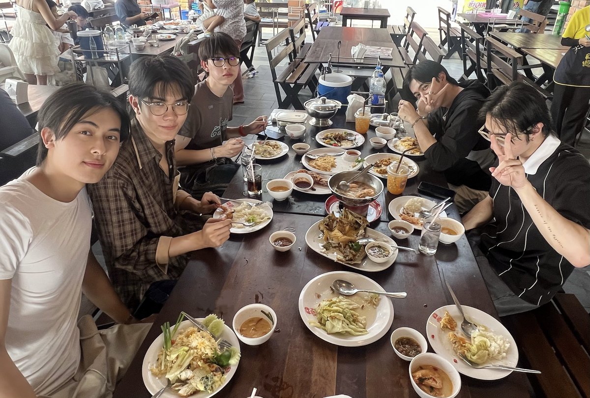 PROXIE_Official's tweet photo. ขอแวะหม่ำ ๆ เติมพลัง ก่อนโชว์
เจอกันในงาน  #PattayaMusicFestival2026 🍚🍱

#PROXIEth
#bROTHERSMUSIC https://t.co/gbtC7tjSl3