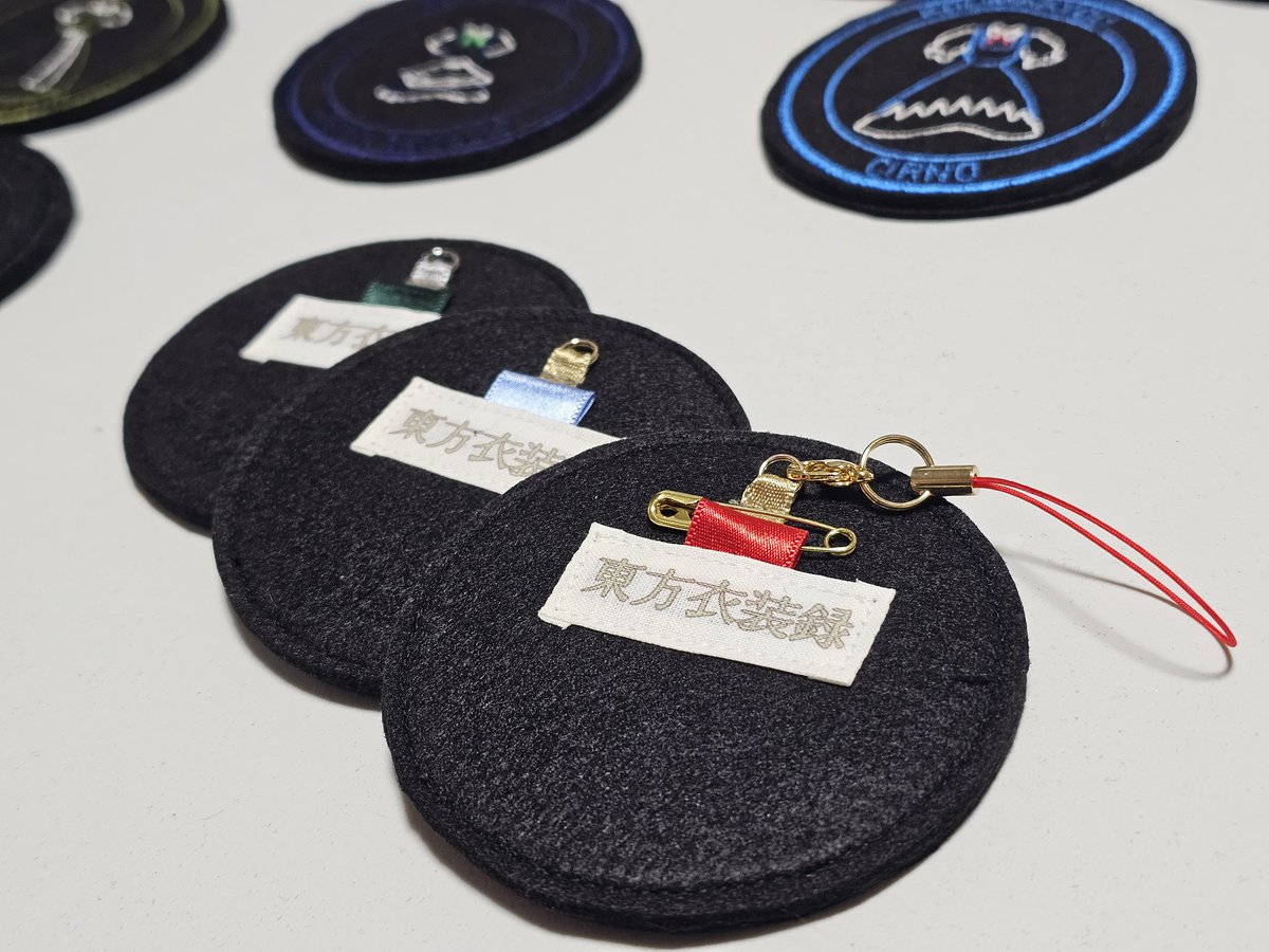 TohoSewing's tweet photo. 春季例大祭予告その1「刺繍ワッペンバッジ」

裏面までこだわったエンブレム風ワッペンバッジを制作しています
制作したキャラは写真に写っている11キャラ13種類です https://t.co/SNRjOPbJd5
