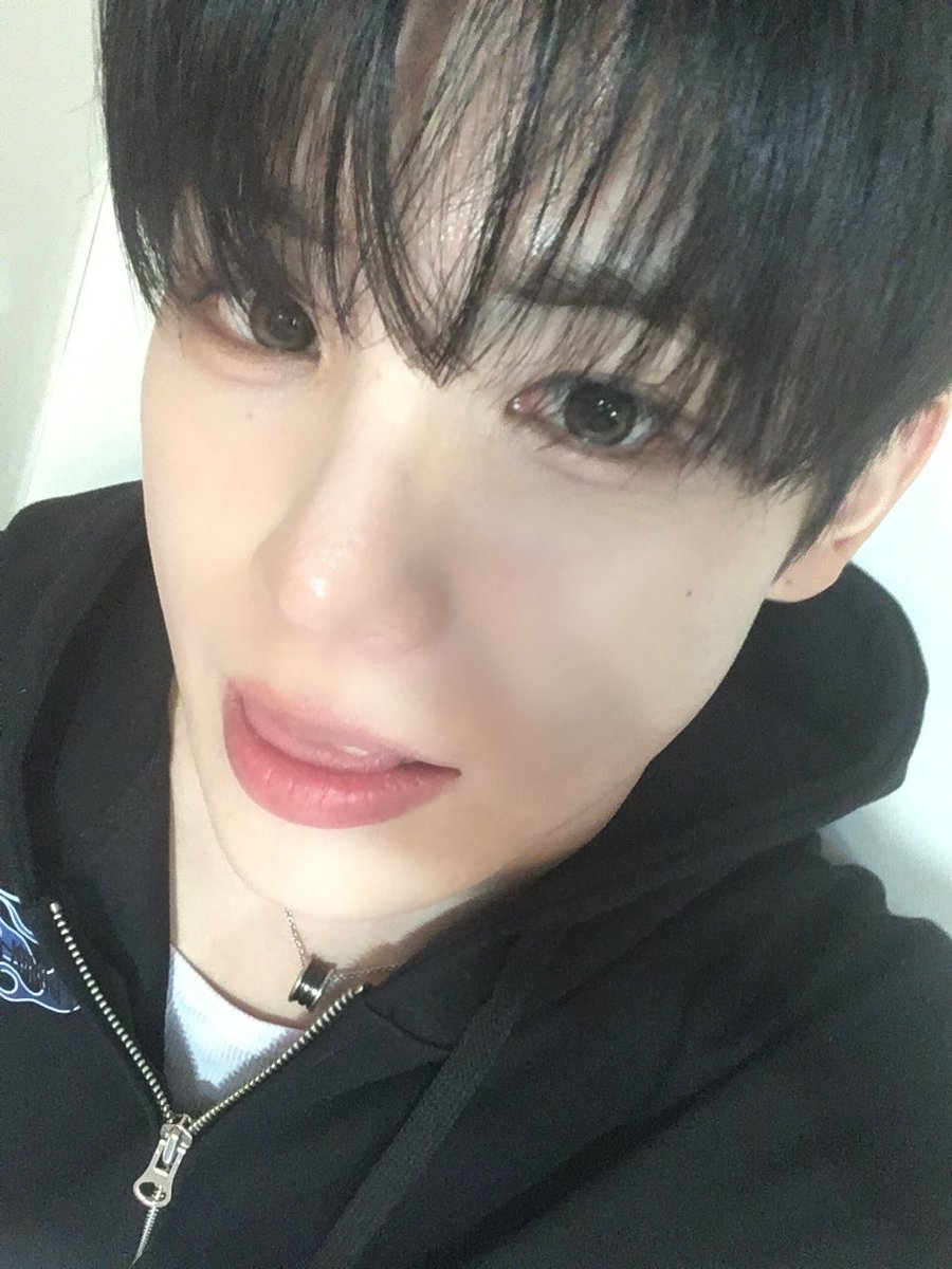 XODIAC_MEMBERS's tweet photo. [#규민🐶] 

사탕 먹을래? 🍭🍬

#XODIAC #소디엑 #GYUMIN #규민 #똑똑똑_귬이등장 https://t.co/AOY2CV2X6E