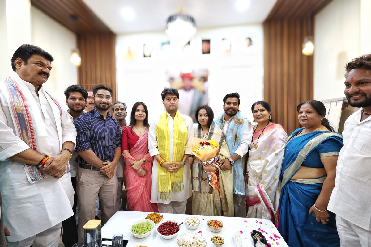 Officejmscindia's tweet photo. केंद्रीय मंत्री श्री @JM_Scindia जी ने आज गुना की संस्कार कॉलोनी में भाजपा जिला कार्यकारिणी के कोषाध्यक्ष श्री मोहित नामदेव जी के निवास पर पहुंचकर, उनके शुभ विवाह उपरांत, उन्हें एवं उनके परिवार को हार्दिक शुभकामनाएँ दीं और नवदम्पति को सुख, समृद्धि और मंगल���य जीवन का आशीर्वाद दिया। https://t.co/kZBJUWx4Gy