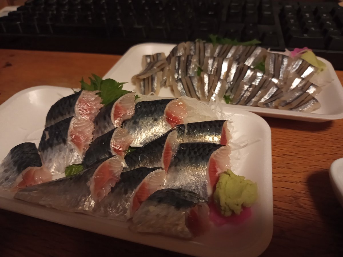 lionsan's tweet photo. 本当にビタなタイミングでグラボが死んでCC観れなくてうんこすぎる
GTX10番代以降のグラボ腐らせてる人いませんか
ちなみに写真は両方合わせて850円のイワシとキビナゴです https://t.co/obOJ2D3ac7