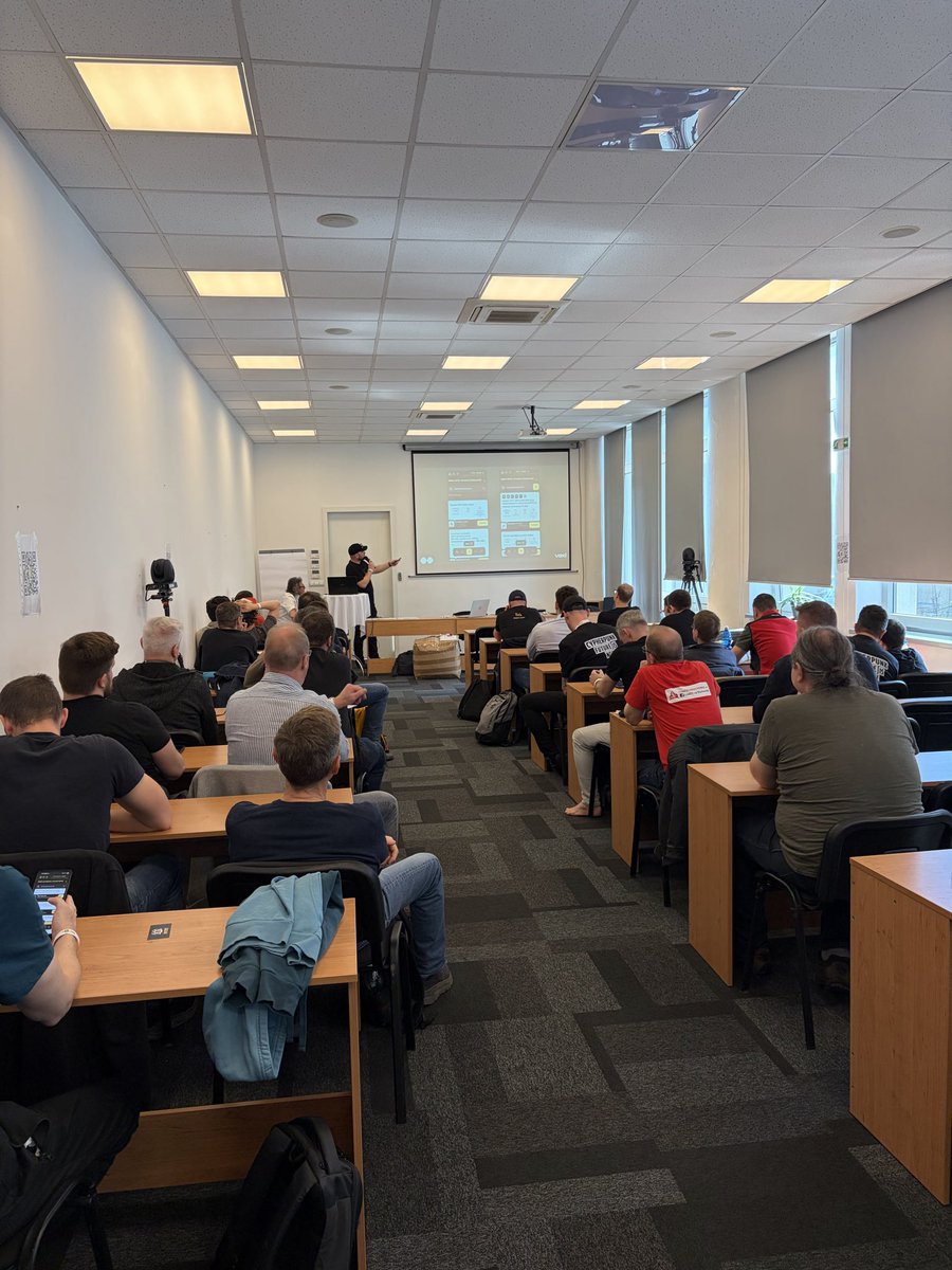 ViliamKlamarcik's tweet photo. @cotsoor a jeho skvelá prednáška o @vexl na @CryptoVestibull v Žiline 🇸🇰. Full house! 💪😎 https://t.co/x05qXNHZ9s