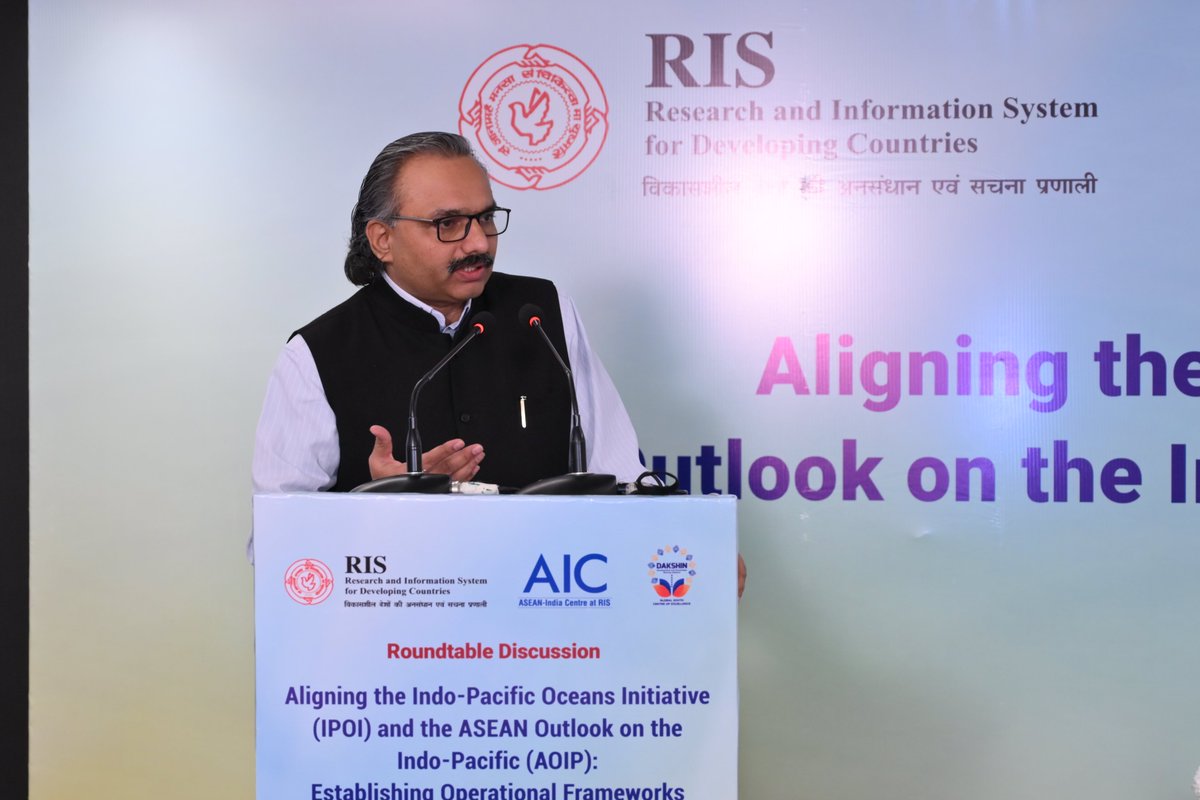 AIC_aseanindia's tweet image. Mr. Sanjay Pulipaka (@psanjay_in), Chairperson, Politeia Research Foundation (@PRFWorld), reflected on how regional ideas in international politics evolve alongside shifts in power and observed that #AOIP &amp;amp; #IPOI have evolved as complementary frameworks that emphasize openness,