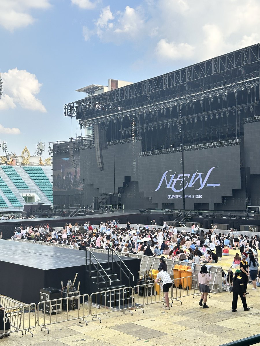 พรุ่งนี้ใครVIP ฝั่งW ยินดีด้วย คุณได้อยู่ฝั่งร่มค่ะ (มุมจาก W17 แถวC คุณสามารถตั้งแผงด้านหน้าได้ 😂😂😂) รูปสุดท้ายระยะตาเนื้อเห็นแบบในรูปเลย (ซูมX3) #SEVENTEEN_NEW_IN_BANGKOK #NEW_BANGKOK