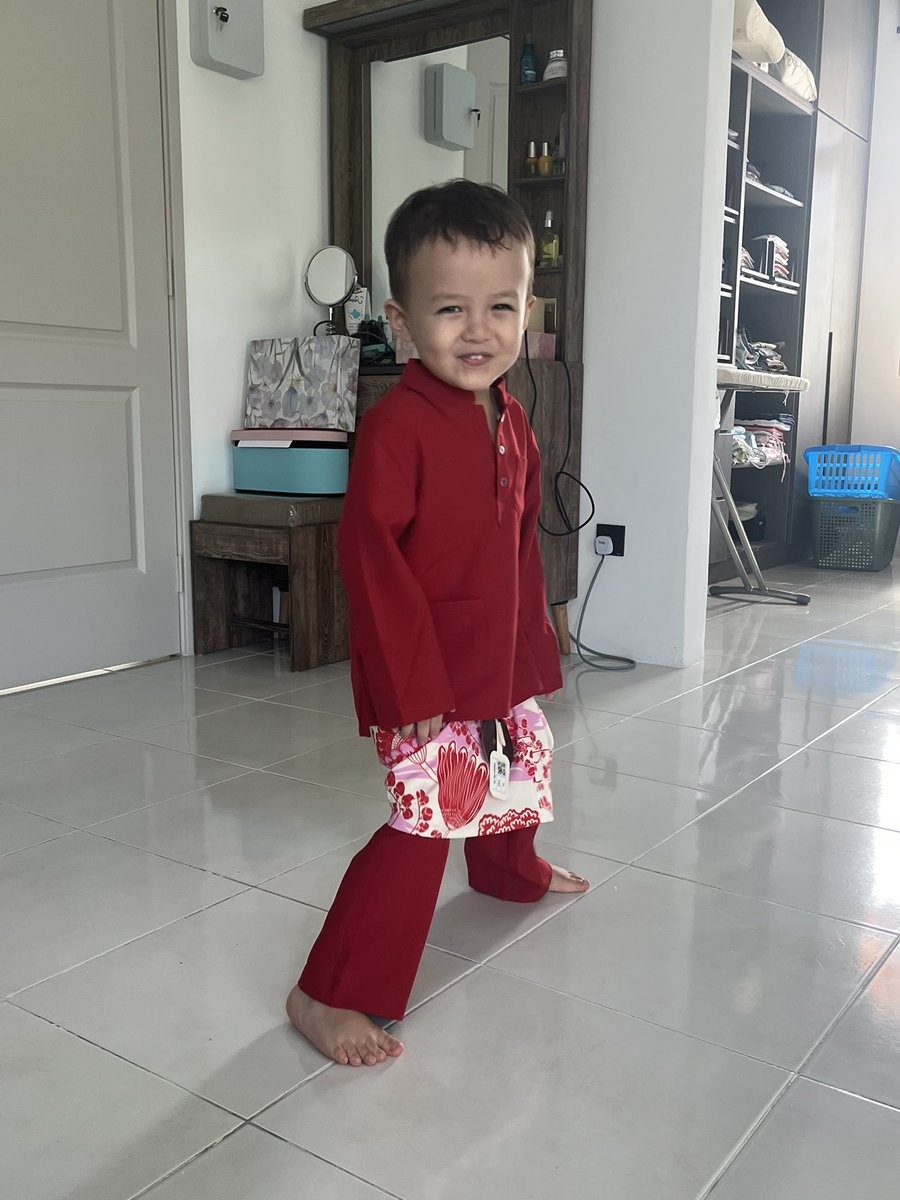 Sashimee2's tweet photo. Trying his Raya outfit for kindy event. https://t.co/bOYMHyS461
