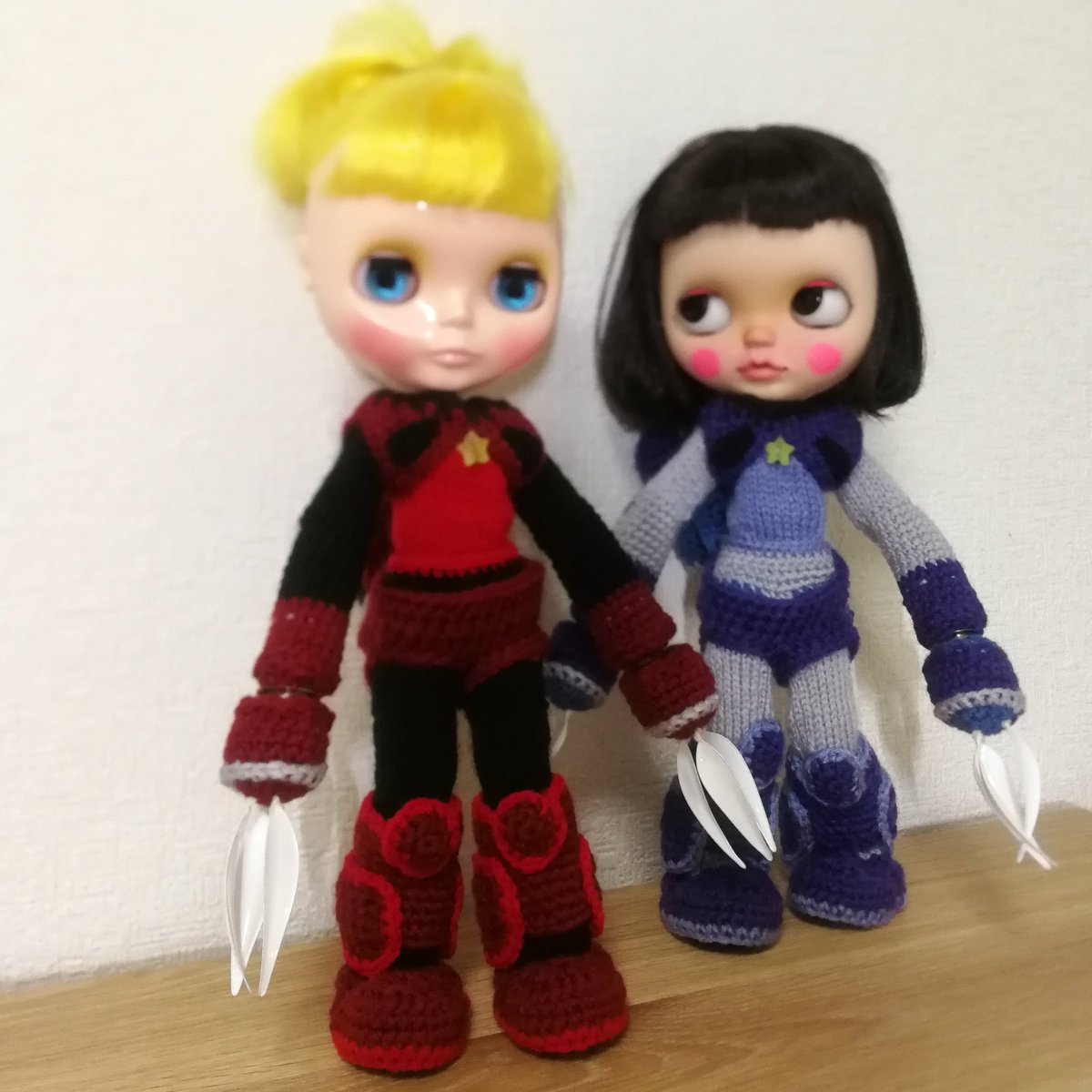 #どっちも同じ製作者だよ
#陶芸
#編み物

自宅の電気窯で焼いた陶芸作品と、かぎ針編みで編んだドールの衣装ね、コレ…(⁠ ⁠◜⁠‿⁠◝⁠ ⁠)⁠🏺🧶