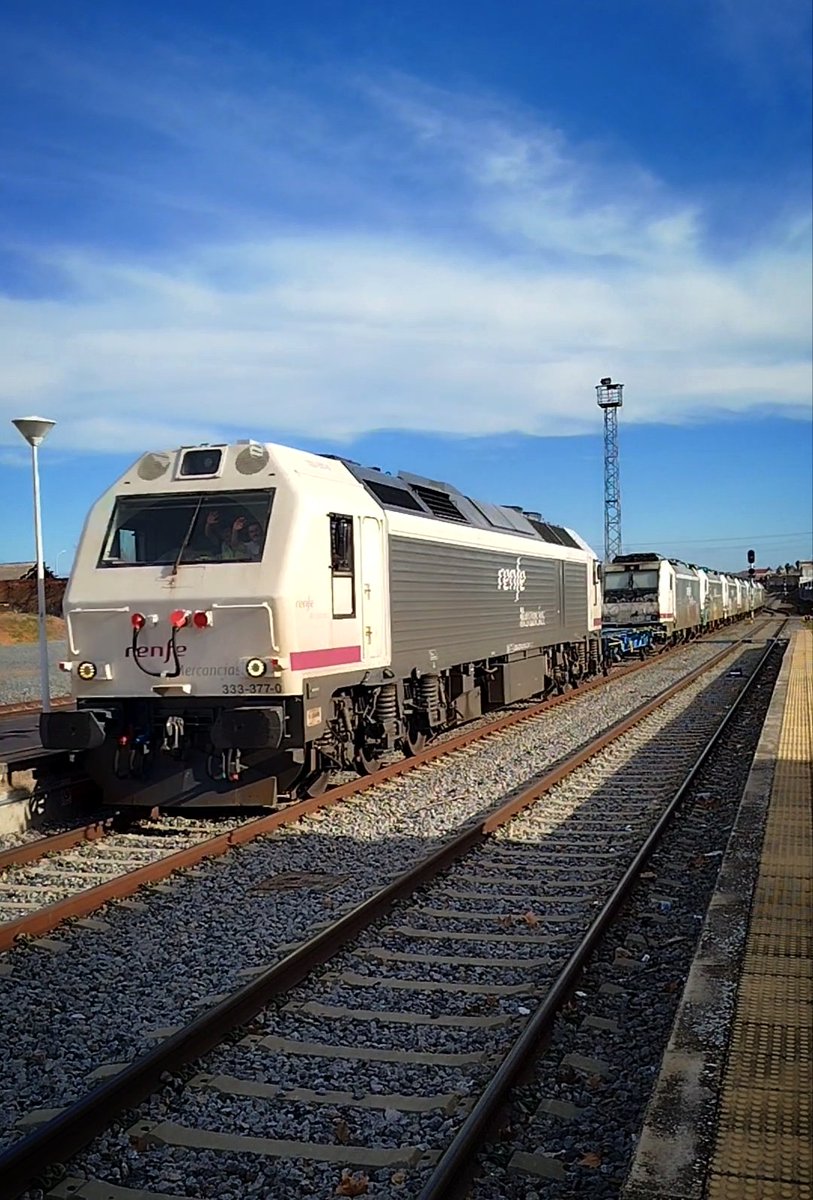 La_TrEnEsItOh's tweet photo. Traxxlado 🚂⚡
333.3+plataforma portacontenedores+7 locomotoras  de la serie 253 procedentes de Sevilla Santa Justa con destino Vicálvaro.
Un super saludo a los maquinistas 👋🏻 https://t.co/Wh8ntVmHoA