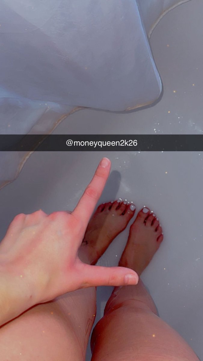moneyqueen2k25's tweet photo. Küss meine Füße du Hund 🐶🤌
Na finde den Fehler was fällt dir auf ?
#findom #nails #findomcash #findommoney #paypig #moneyqueen #footfetısh #footnails #shower https://t.co/pfQKklOdbk