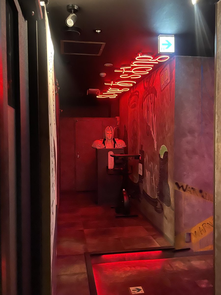 このあいだ初めて行くカラオケ入ったらセフィロスいて怖かった