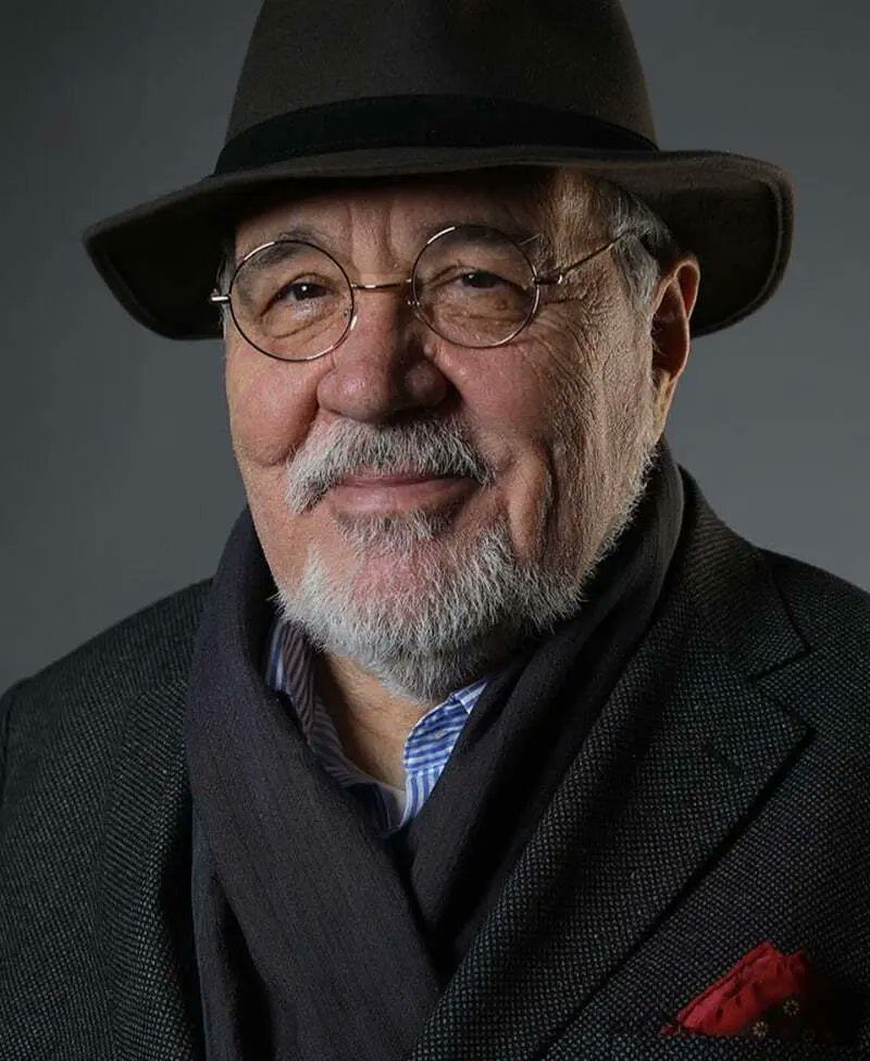 🗣️Prof. Dr. İlber Ortaylı

“Türk’üm diyemeyenlerin yeni jargonu; 'Osmanlı torunuyum.' Osmanlı bir ailedir. Türklük ise bir ırktır. Irkını inkar eden soysuzdur.”