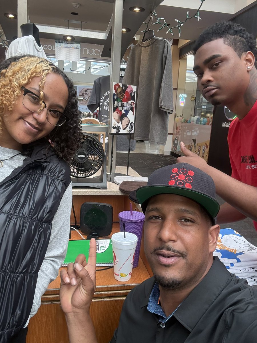 Decentralized tweet media