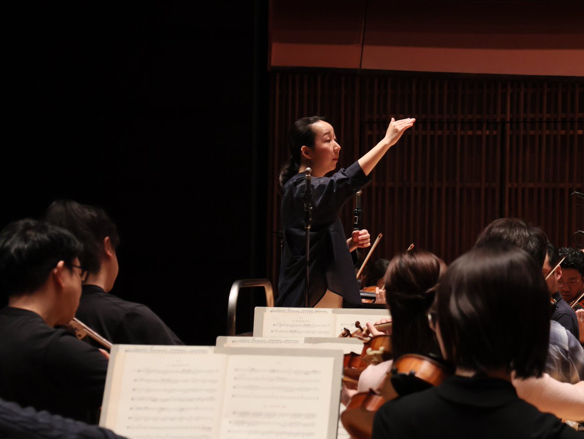 NHKSO_Tokyo's tweet photo. 第13回 NHK交響楽団 いわき定期演奏会
2026年3月15日(日)
いわき芸術文化交流館アリオス アルパイン大ホール

#nhkso #N響 #N響いわき定期

15年の節目を迎える今年のいわき定期演奏会。明日の本番を前に、会場となるいわきアリオスで最終リハーサルが行われました🎶

指揮の沖澤のどか、独唱陣(ソプラノ：松井亜希、メゾ・ソプラノ：小泉詠子、テノール：清水徹太郎、バリトン：加耒徹)、そしてこの公演のために結成された いわき市民レクイエム合唱団とともに奏でられるモーツァルト《レクイエム》。壮大で魂を揺さぶるような響きがホールいっぱいに広がりました🎶

あとは明日14時の本番を迎えるのみとなりました。どうぞご期待ください✨
