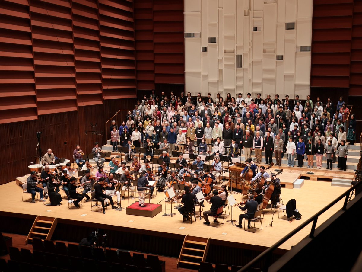 NHKSO_Tokyo's tweet photo. 第13回 NHK交響楽団 いわき定期演奏会
2026年3月15日(日)
いわき芸術文化交流館アリオス アルパイン大ホール

#nhkso #N響 #N響いわき定期

15年の節目を迎える今年のいわき定期演奏会。明日の本番を前に、会場となるいわきアリオスで最終リハーサルが行われました🎶

指揮の沖澤のどか、独唱陣(ソプラノ：松井亜希、メゾ・ソプラノ：小泉詠子、テノール：清水徹太郎、バリトン：加耒徹)、そしてこの公演のために結成された いわき市民レクイエム合唱団とともに奏でられるモーツァルト《レクイエム》。壮大で魂を揺さぶるような響きがホールいっぱいに広がりました🎶

あとは明日14時の本番を迎えるのみとなりました。どうぞご期待ください✨