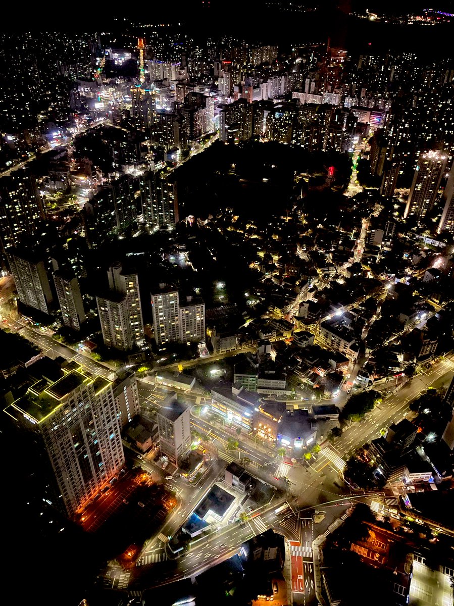 labbuuuuuuu's tweet image. 지난번에 올린 엘시티 사진 반응이 좋길래.. 
슬쩍 꺼내보는 야경 버전 🌙
역시 야경은 높은 곳에서 봐야 제맛
다시 봐도 이때 분위기 미쳤다 정말

#LCT #Busan #NightView
#야경맛집