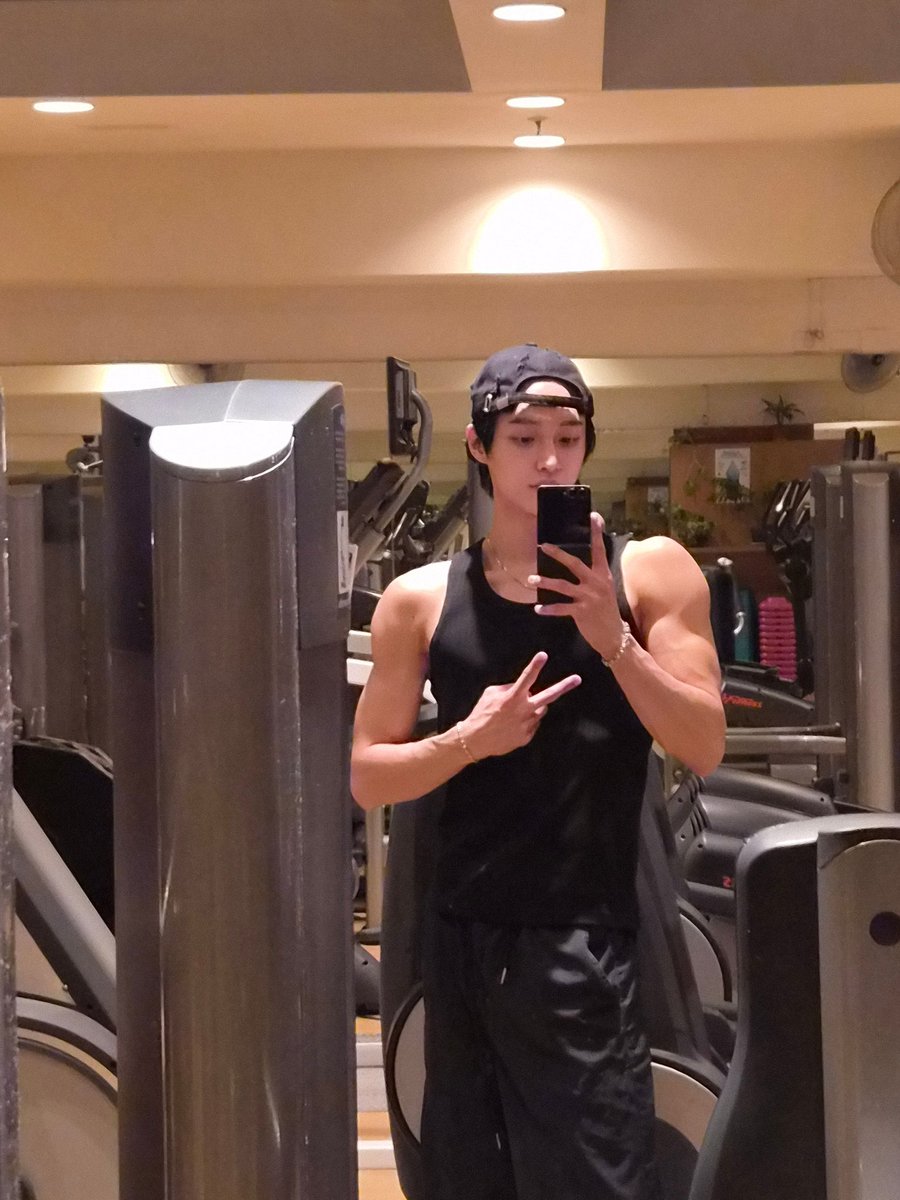 riizefilo's tweet photo. Wonbin sent a new picture on 💭
140326 | 05:21 PM KST

katatapos ko lang mag-gym!

2 sets ng begging tsaka 3 sets ng yearning 💪💪 https://t.co/A1Soh9UEQ5