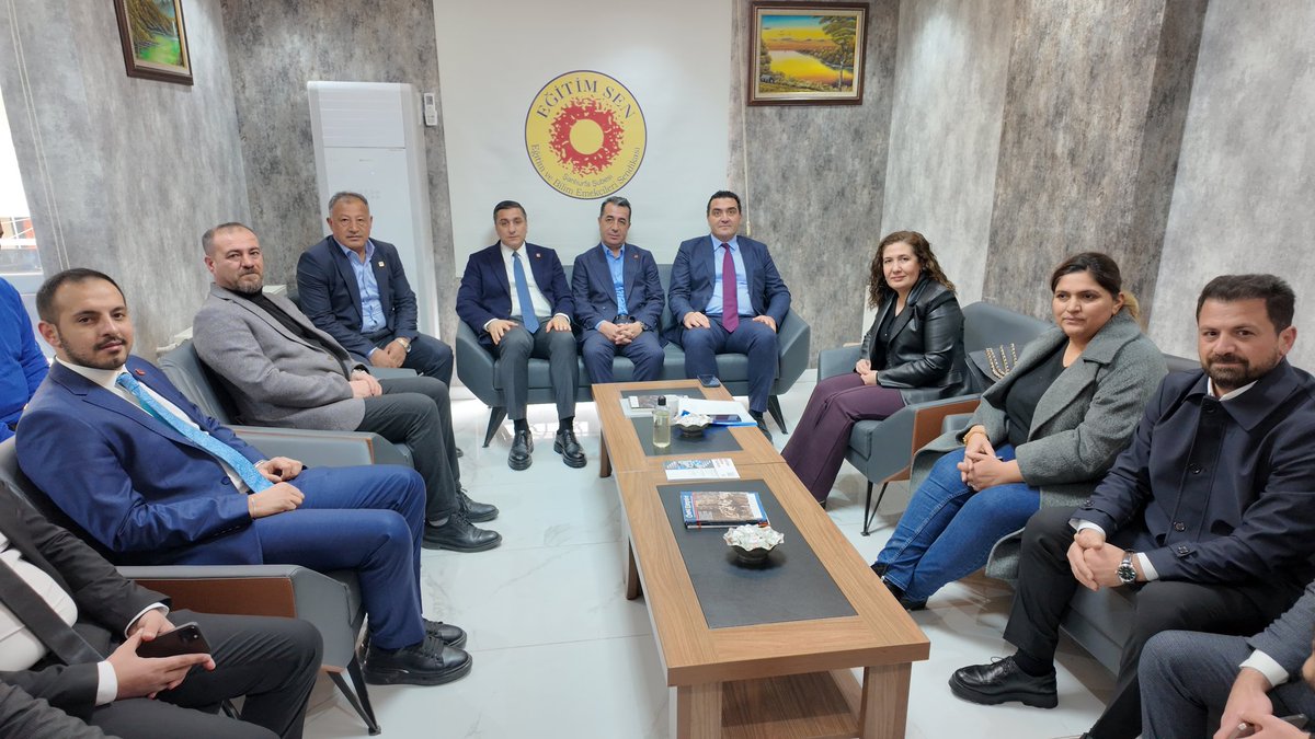 karadagferhatt's tweet photo. Genel Başkan Yardımcımız Ulaş Karasu ve PM Üyemiz Erhan Adem ile birlikte Kamu Emekçileri Sendikaları Konfederasyonu’nu ziyaret ettik.
Kamu emekçilerinin sorunlarını, taleplerini ve çözüm önerilerini dinledik.
Emekçinin ve alın terinin her zaman yanındayız.
İlgi ve misafirperverliklerinden dolayı KESK Şanlıurfa Şubeler Platformu temsilcilerine teşekkür ederiz.

@herkesicinCHP @eczozgurozel @EnsarAytekin10 @ulasskarasu @erhanadem51 @uveysizol @GuzelZent @EmiryetimM @KESK1995