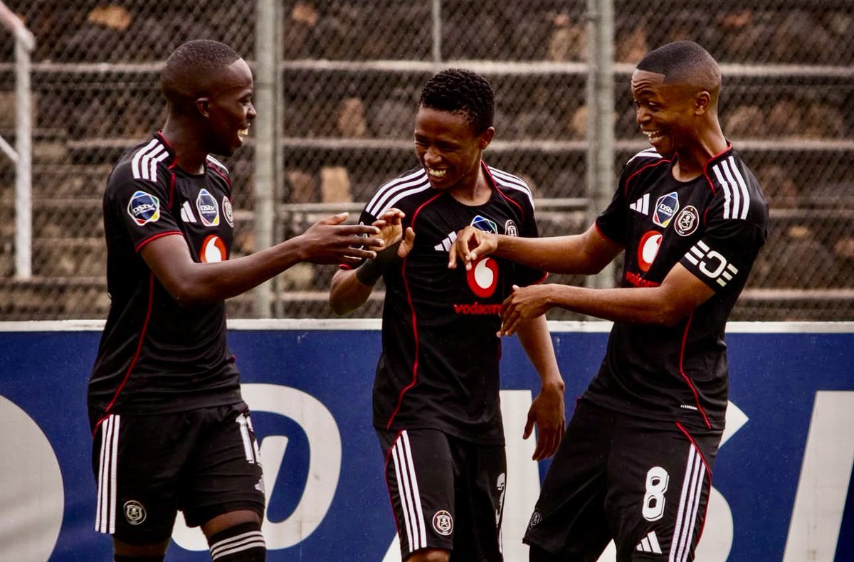 TheeSportsGuy01's tweet image. 𝐁𝐮𝐜𝐬 𝐑𝐞𝐬𝐞𝐫𝐯𝐞𝐬 𝐑𝐮𝐧 𝐑𝐈𝐎𝐓 𝐈𝐧 𝟓-𝟎 𝐃𝐫𝐮𝐛𝐛𝐢𝐧𝐠 𝐨𝐟 𝐒𝐢𝐰𝐞𝐥𝐞𝐥𝐞

🔴 Orlando Pirates Reserves comprehensively beat Siwelele FC 5-0 to go open a 3-point gap with a game in hand 

🔴 Bucs have 8 more games left to play

#OrlandoPirates #OnceAlways #DDC ☠️